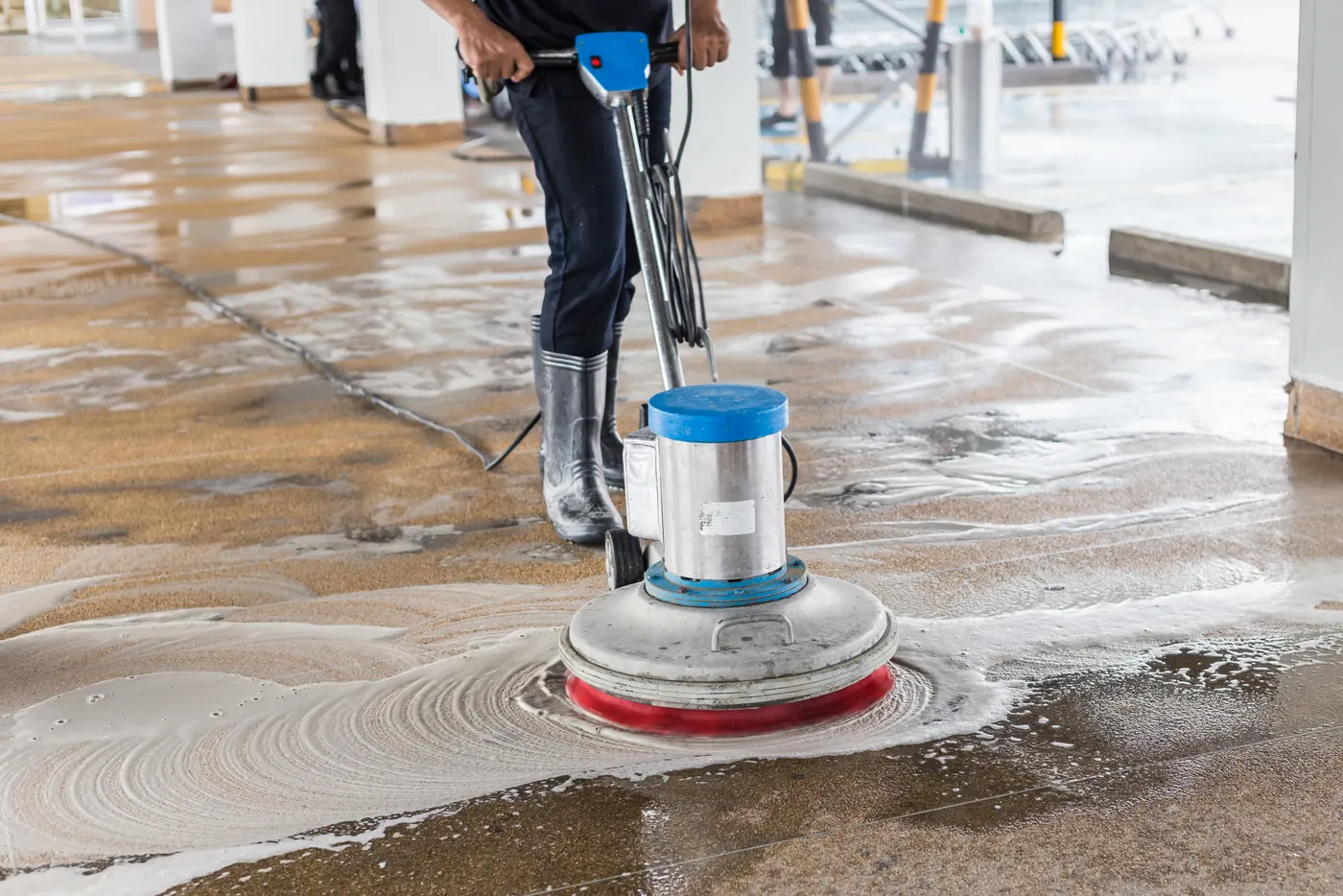 Bodenreinigung mit einer Maschine im Arbeitsalltag